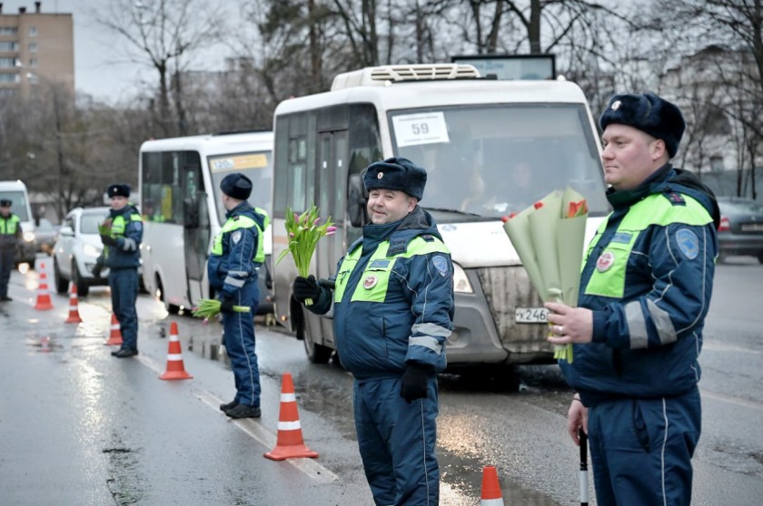 В преддверии Международного женского дня Госавтоинспекция городского округа Красногорск провела акцию «Цветы для автоледи»