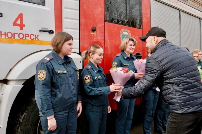 Богдан Андриянов поздравил сотрудниц МЧС с Международным женским Днём