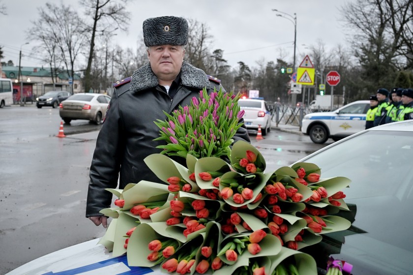 «ЦВЕТЫ ДЛЯ АВТОЛЕДИ» - ПОЗДРАВИТЕЛЬНАЮ АКЦИЮ С ТАКИМИ НАЗВАНИЯМ ПРОВЕЛА ПОДМОСКОВНАЯ ГОСАВТОИНСПЕКЦИЯ