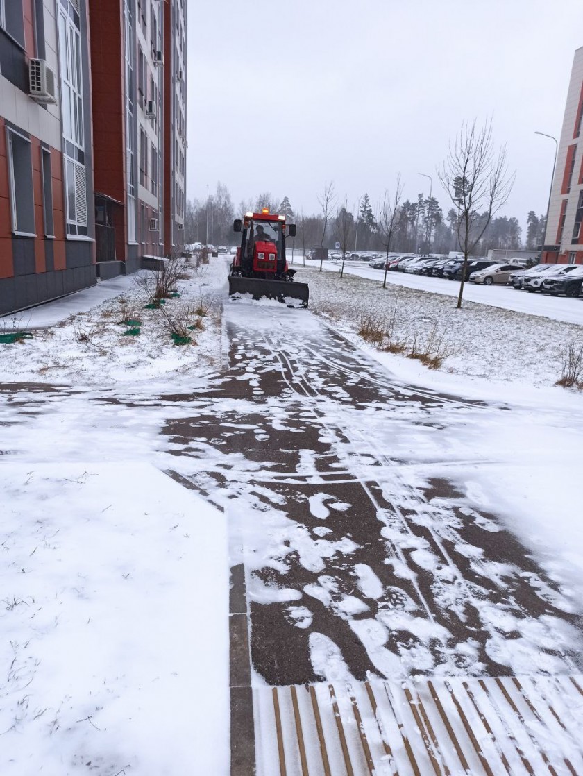 Последствия снегопада с раннего утра устраняют дорожные и городские службы округа