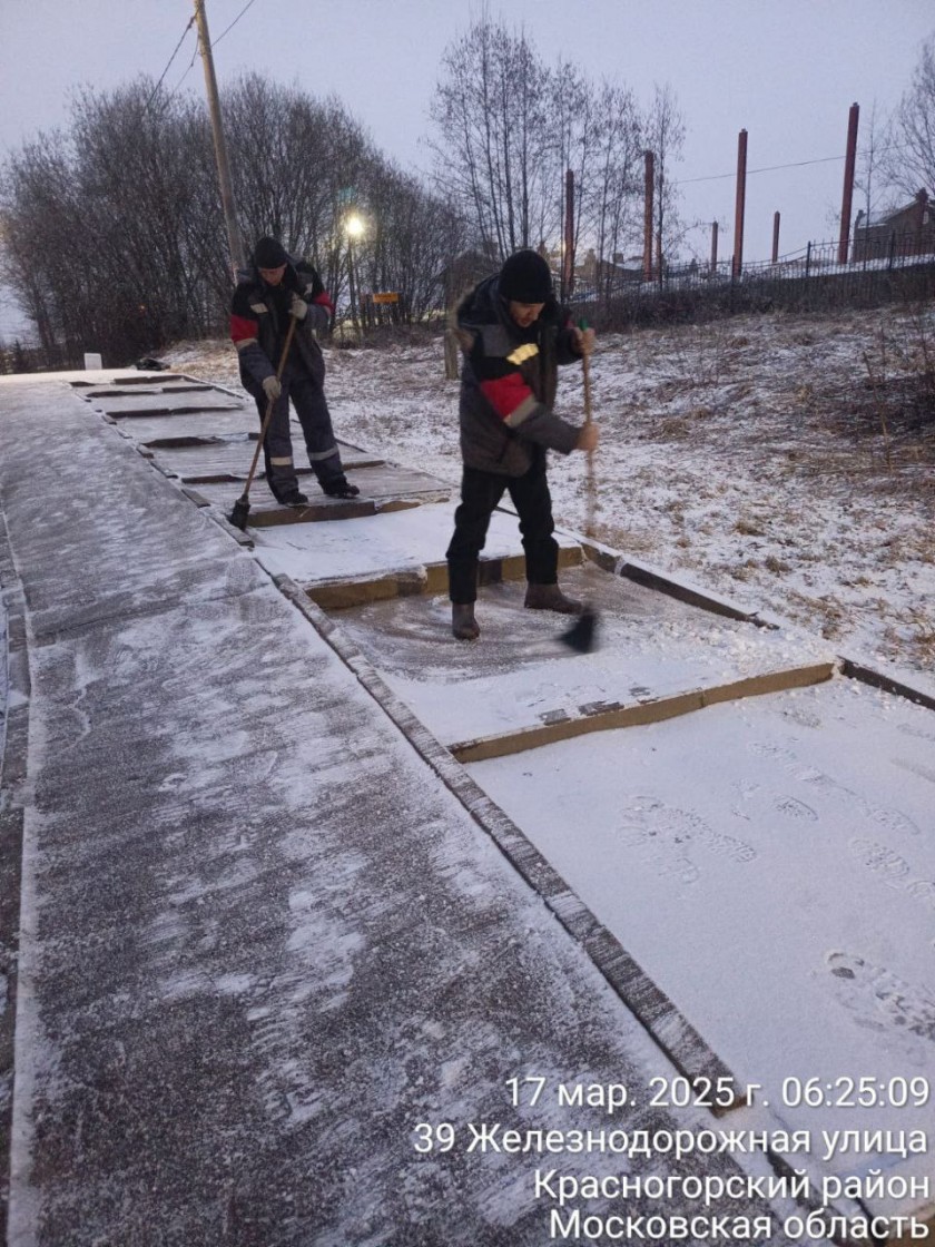 Последствия снегопада с раннего утра устраняют дорожные и городские службы округа