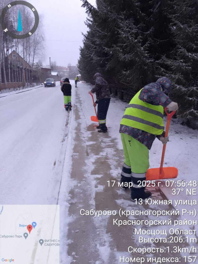 Последствия снегопада с раннего утра устраняют дорожные и городские службы округа