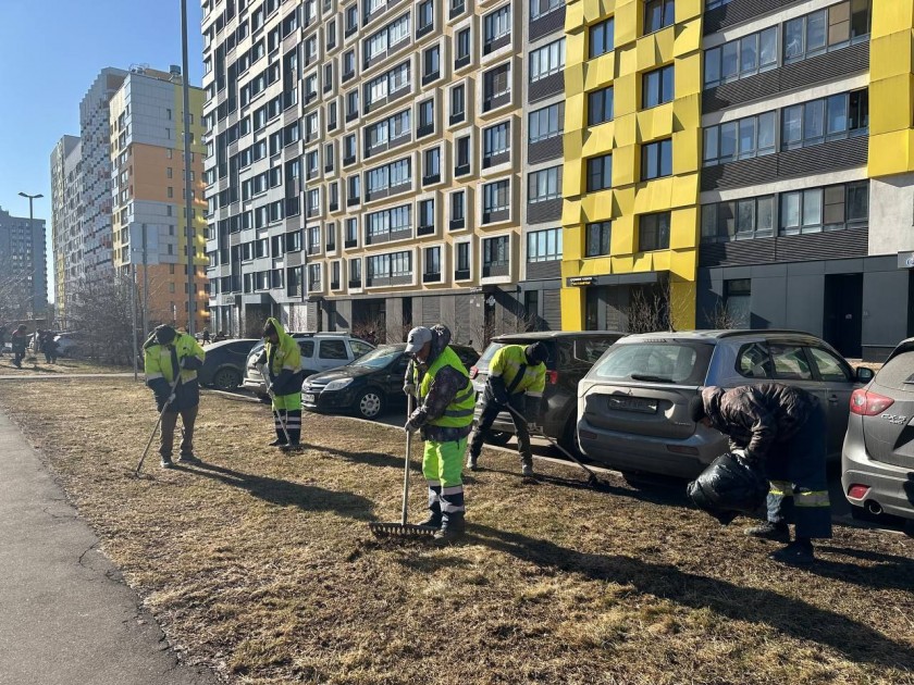 Жители поселка Отрадное совместно с сотрудниками администрации округа и МБУ «КГС» проводят уборку на улице Лесной