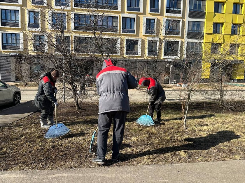 Жители поселка Отрадное совместно с сотрудниками администрации округа и МБУ «КГС» проводят уборку на улице Лесной