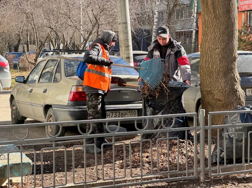 В у памятника воинам зенитных войск, в Военном городке Павшино, проходит субботник