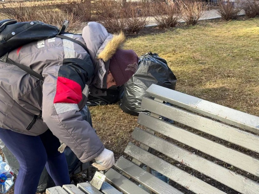 В у памятника воинам зенитных войск, в Военном городке Павшино, проходит субботник