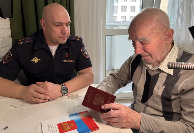 Полицейские в Красногорске приняли участие в церемонии вручения паспорта 89-летнему мужчине, детство которого пришлось на годы Великой Отечественной войны