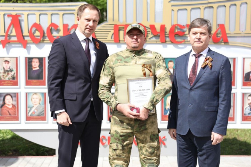 Дмитрий Волков принял участие в открытии обновленной Доски Почета в Петрово-Дальнем