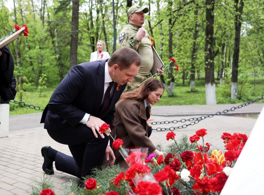 Дмитрий Волков принял участие в открытии обновленной Доски Почета в Петрово-Дальнем