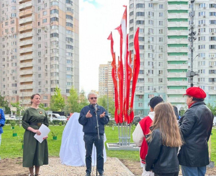 В микрорайоне Павшинская пойма по инициативе жителей состоялось торжественное открытие памятного камня в честь 80-летия Победы