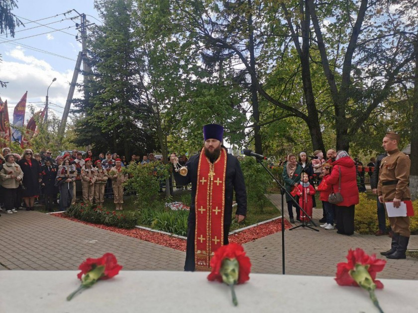 В Путилково прошел торжественный митинг у памятника героям Великой Отечественной войны