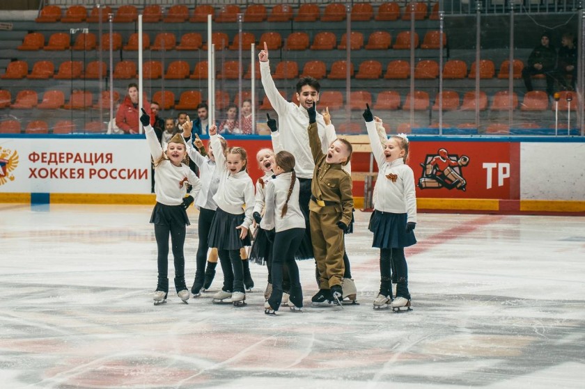 В Красногорске прошло ледовое шоу, посвященное 80-летию Победы в Великой Отечественной войне. Его организовали Академия Татьяны Навки «Наши Надежды» и Академия хоккея имени Владимира Петрова