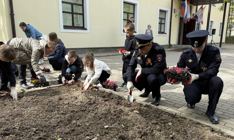 Участковые в Красногорске присоединились к акции «Цветы Победы»