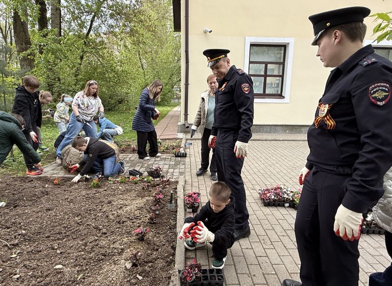 Участковые в Красногорске присоединились к акции «Цветы Победы»