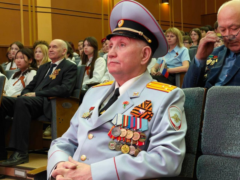 В актовом зале администрации городского округа Красногорск идет трансляция Парада Победы на Красной площади в режиме онлайн