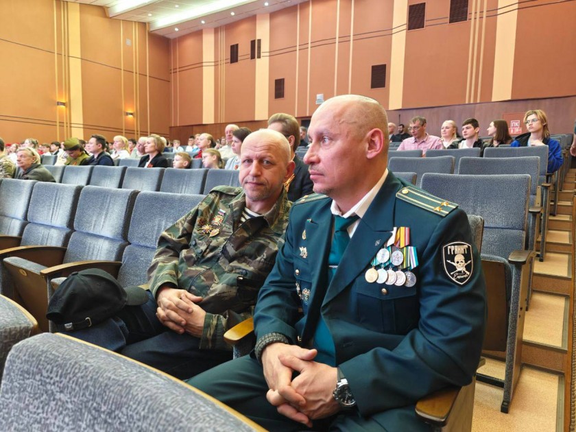 В актовом зале администрации городского округа Красногорск идет трансляция Парада Победы на Красной площади в режиме онлайн