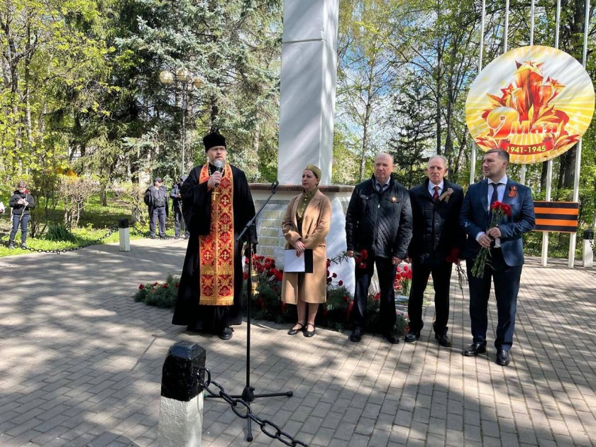 Сегодня перед всеми мемориалами и памятниками в городском округе Красногорск склоняют головы жители возлагая цветы как дань памяти всем, кто отстоял свободу и подарил человечеству будущее