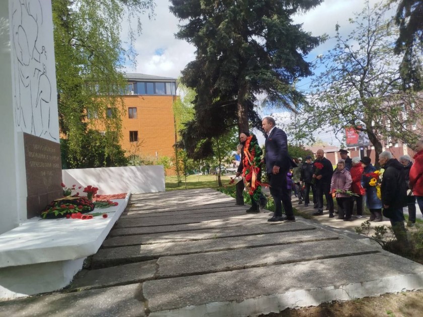 Жители деревни Гольево возложили цветы у памятника односельчанам, павшим в Великой Отечественной Войне