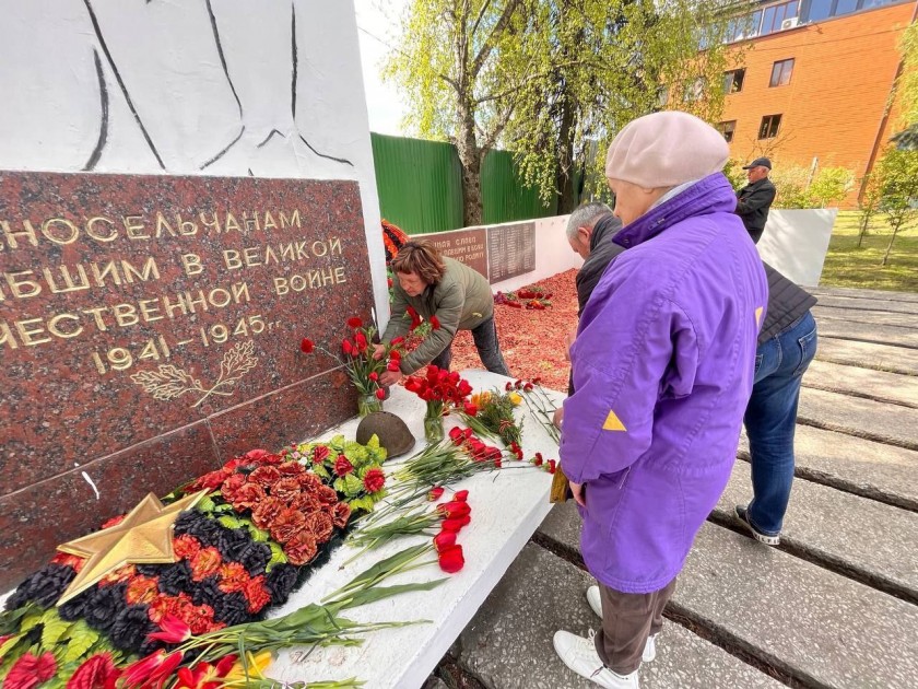 Жители деревни Гольево возложили цветы у памятника односельчанам, павшим в Великой Отечественной Войне