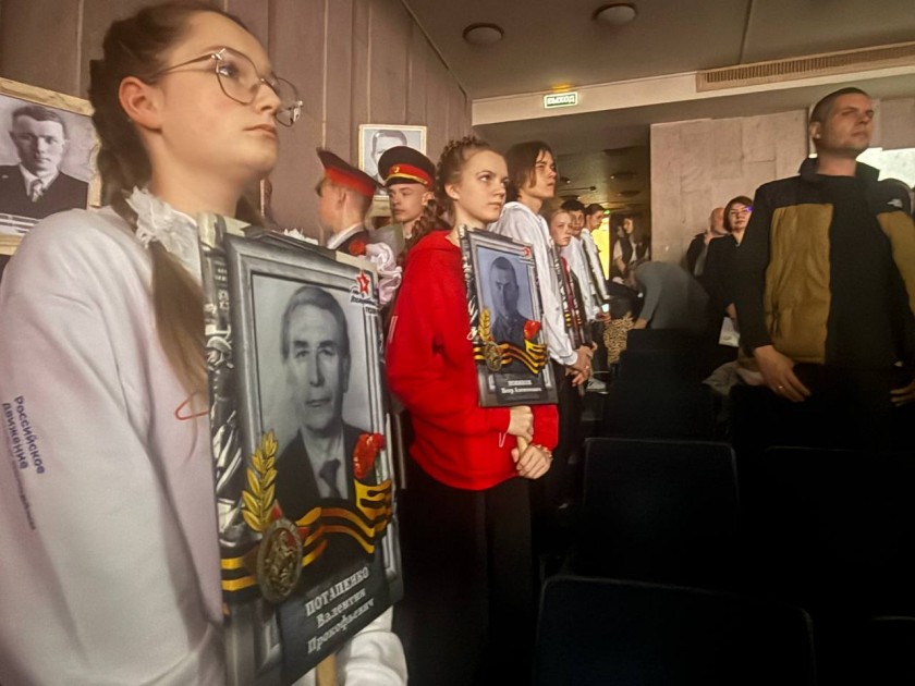 В большом зале ДК «Подмосковье» проходит акция «Бессмертный полк»