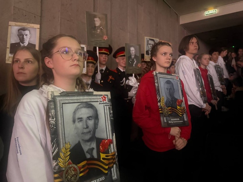 В большом зале ДК «Подмосковье» проходит акция «Бессмертный полк»