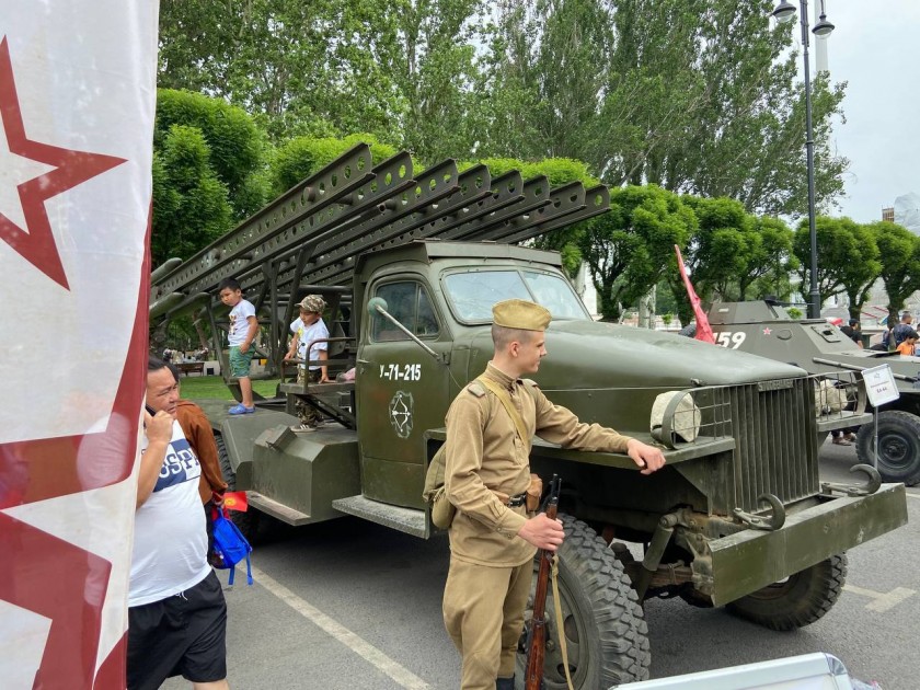 Военно-исторический центр «Искатель» представил боевую технику Красной армии на международном фестивале «Победа 9/45» в Бишкеке