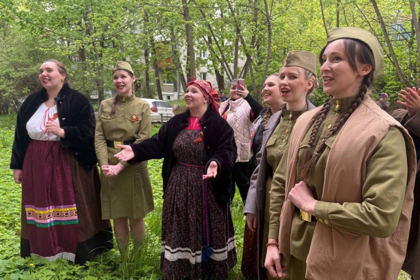 Фронтовая бригада Дома культуры «Луч» адресно поздравила ветерана Великой Отечественной войны Василия Фёдоровича Коренева