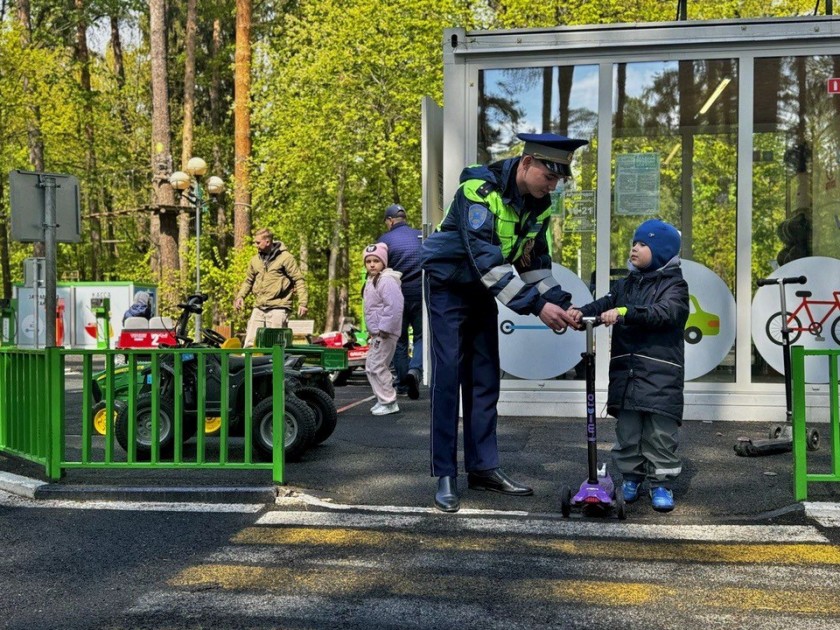 Сотрудники Госавтоинспекции красногорска напомнили посетителям парков о правилах безопасности при использовании средств индивидуальной мобильности