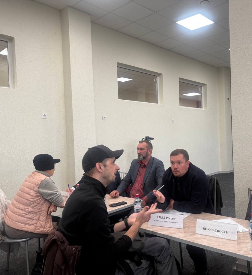 В новом здании школы "Митино О2" проходит прием граждан в формате выездной администрации