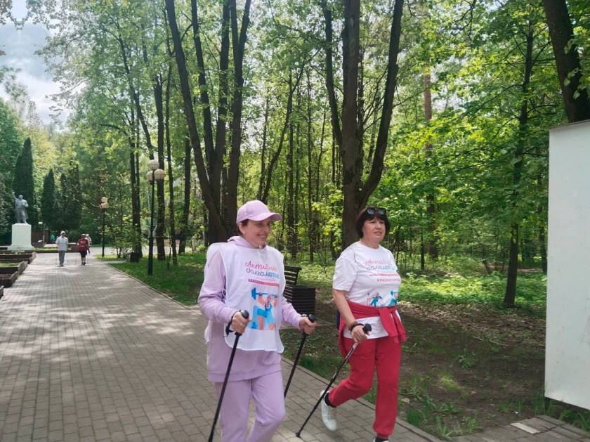 Марафон по скандинавской ходьбе в Красногорске для участников центра «Активное долголетие»
