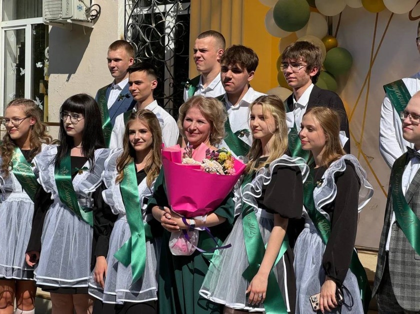 В гимназии №7 имени Д.П. Яковлева проходит торжественная  линейка по случаю последнего звонка