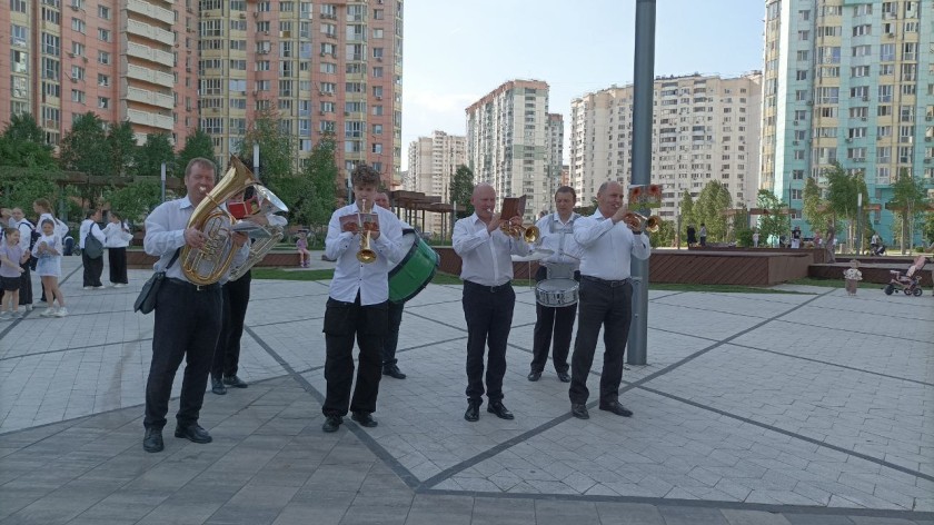 На набережной в Павшинской пойме проходит первый в этом году фестиваль «Летний вечер у реки»