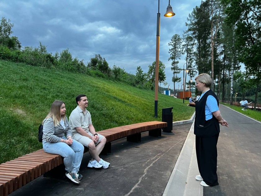 Первый заместитель главы городского округа Тимошина Наталья Сергеевна совместно с начальником ТО Красногорск Сороконенко Романом Анатольевичем 30.05.2025 г. провела обход территории на пляже реки Синичка