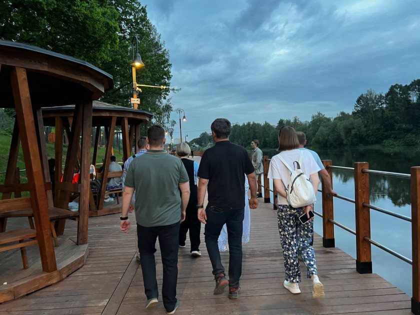 Первый заместитель главы городского округа Тимошина Наталья Сергеевна совместно с начальником ТО Красногорск Сороконенко Романом Анатольевичем 30.05.2025 г. провела обход территории на пляже реки Синичка