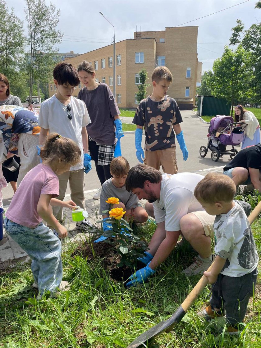 Семьи с детьми посадили «Клумбу радости» в Красногорске