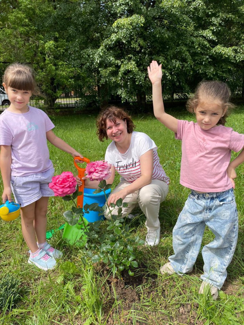 Семьи с детьми посадили «Клумбу радости» в Красногорске