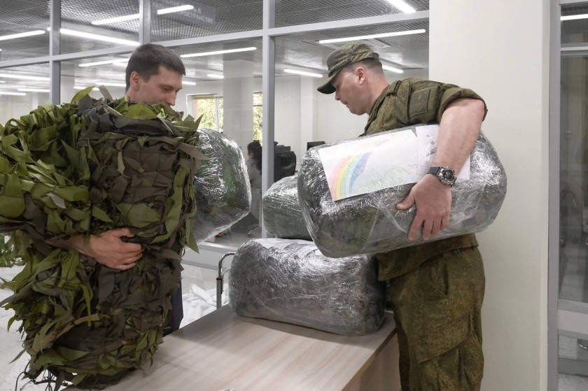 Волонтеры Центра поддержки участников СВО передали на передовую девять комплектов маскировочных сетей