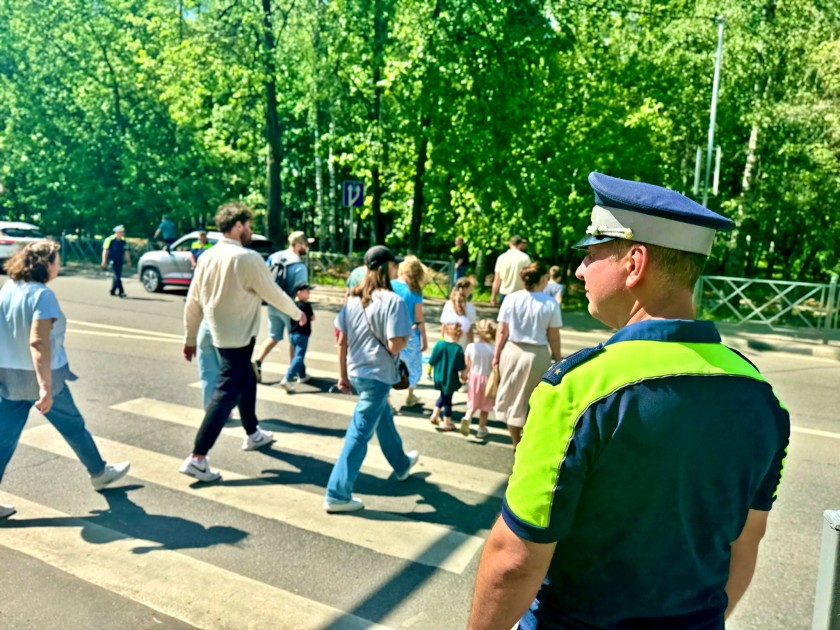 Сотрудники Подмосковной Госавтоинспекции на оживленных пешеходных переходах провели профилактический рейд «Яркая личность»!