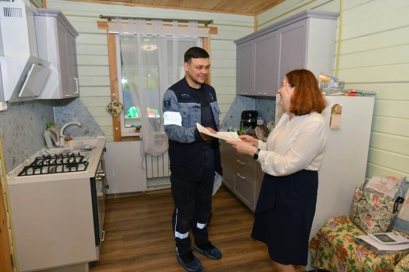 Полицейские вручили пешим участникам дорожного движения световозвращающие аксессуары и полезные информационные листовки, получив в ответ улыбки и слова благодарности!