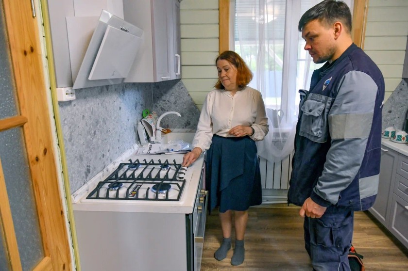 Полицейские вручили пешим участникам дорожного движения световозвращающие аксессуары и полезные информационные листовки, получив в ответ улыбки и слова благодарности!
