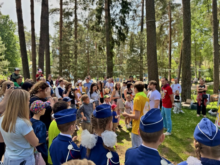 В преддверии Международного дня защиты детей Сотрудники Подмосковной Госавтоинспекции при поддержке представителей общественной организации «Союз БДД МО», провели яркое праздничное  мероприятие «Светофор собирает друзей»!