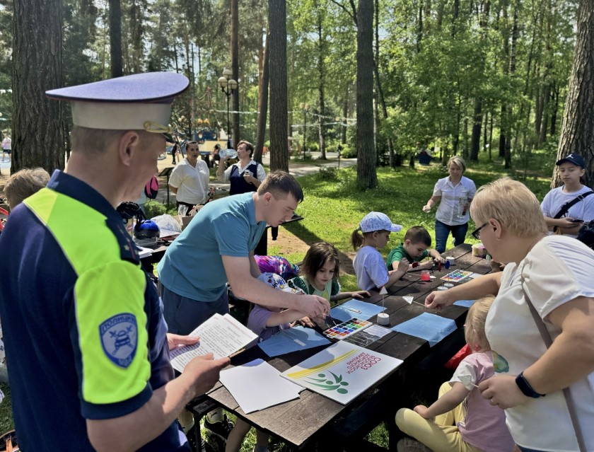 В преддверии Международного дня защиты детей Сотрудники Подмосковной Госавтоинспекции при поддержке представителей общественной организации «Союз БДД МО», провели яркое праздничное мероприятие «Светофор собирает друзей»!