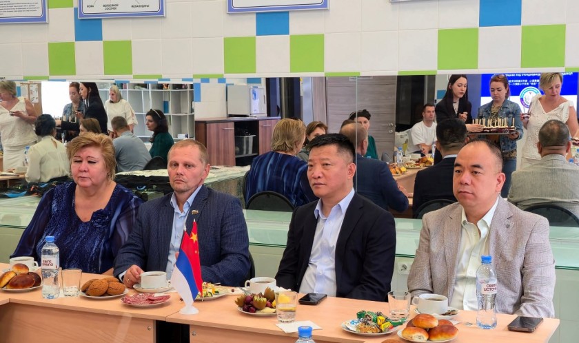 Крупную партию гуманитарной помощи доставили в Центр «Созвездие» представители Международного торгово-выставочного комплекса "ГРИНВУД" и Ассоциации китайских эмигрантов и соотечественников провинции Чжэцзян