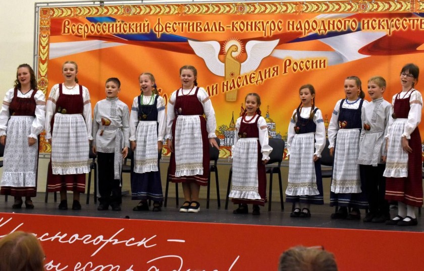 В День России на сцене Дворца культуры «Подмосковье» проходит XVII Всероссийский фестиваль-конкурс «Хранители наследия России» — настоящий праздник народной культуры, живого звучания, традиционного мастерства и народной музыки
