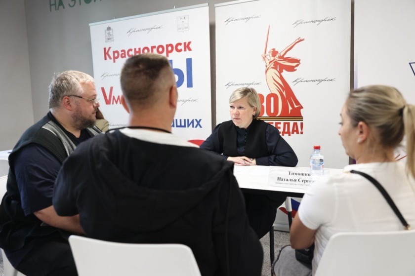 В здании школы в ЖК "Новая Рига" проходит прием граждан в формате выездной администрации
