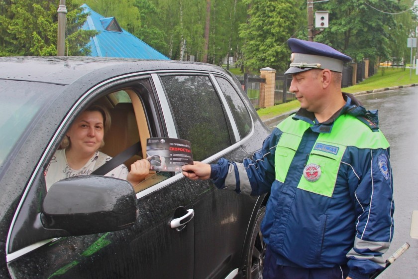 ПОДМОСКОВНЫЕ ГОСАВТОИНСПЕКТОРЫ ПРОВОДЯТ ИНФОРМАЦИОННО-РАЗЪЯСНИТЕЛЬНЫЕ БЕСЕДЫ С УЧАСТНИКАМИ ДОРОЖНОГО ДВИЖЕНИЯ