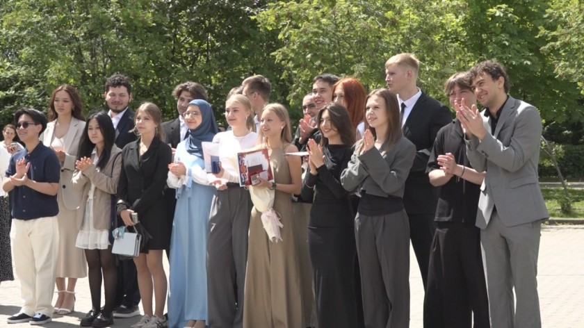 Школьный путь длиной в 11 лет завершился для 1480 красногорских одиннадцатиклассников