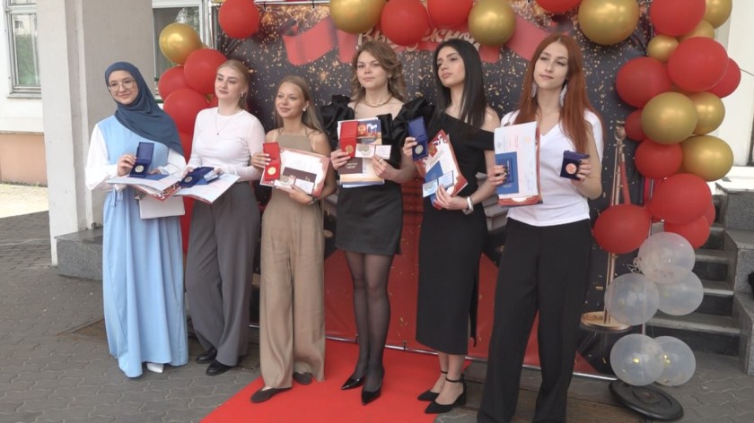 Школьный путь длиной в 11 лет завершился для 1480 красногорских одиннадцатиклассников