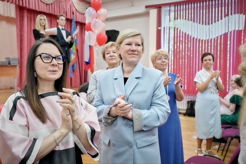 От имени Главы городского округа Красногорск Дмитрия Владимировича Волкова выпускников 10-й школы поздравила первый заместитель Наталья Тимошина