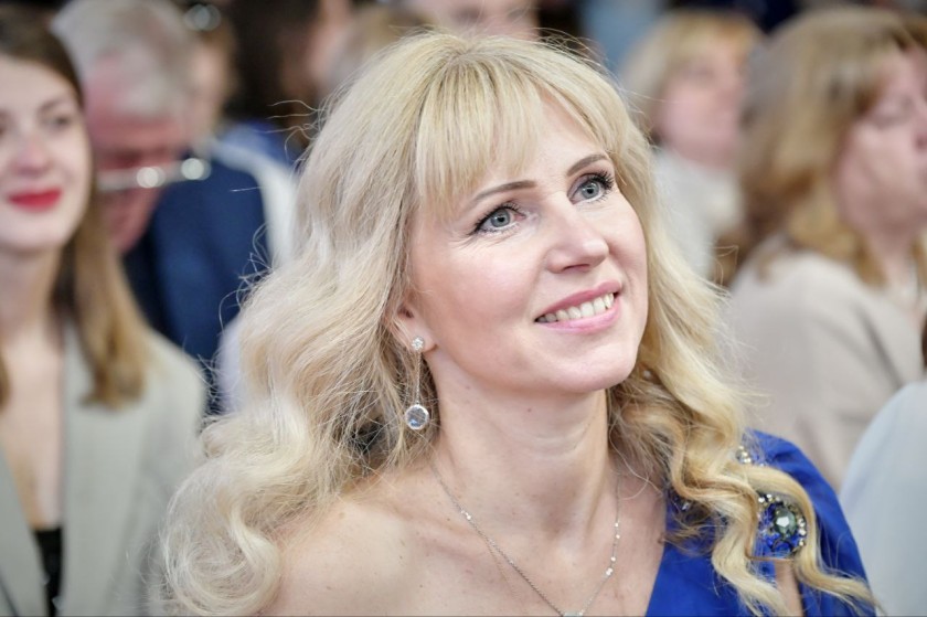 От имени Главы городского округа Красногорск Дмитрия Владимировича Волкова выпускников 10-й школы поздравила первый заместитель Наталья Тимошина